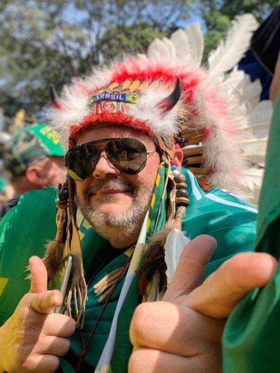 Manifestante na avenida Paulista vestido com cocar indígena