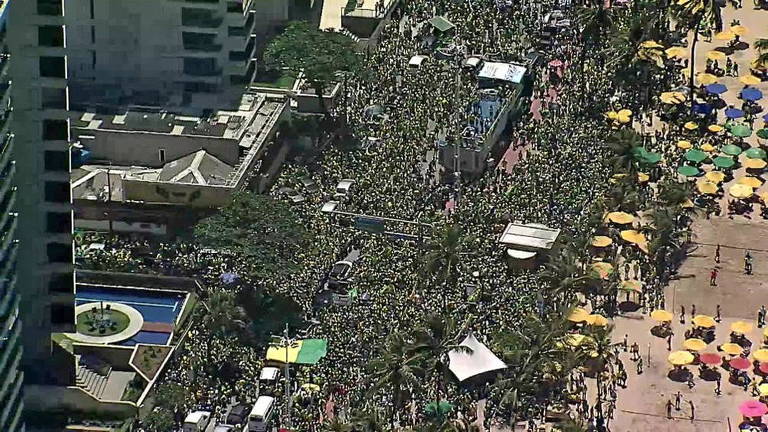 Apoiadores do presidente Bolsonaro ocupam a Avenida Boa Viagem, na Zona Sul do Recife; dia de comemoração pela independência do Brasil foi marcado por protestos contra e a favor do governo em todo o país 