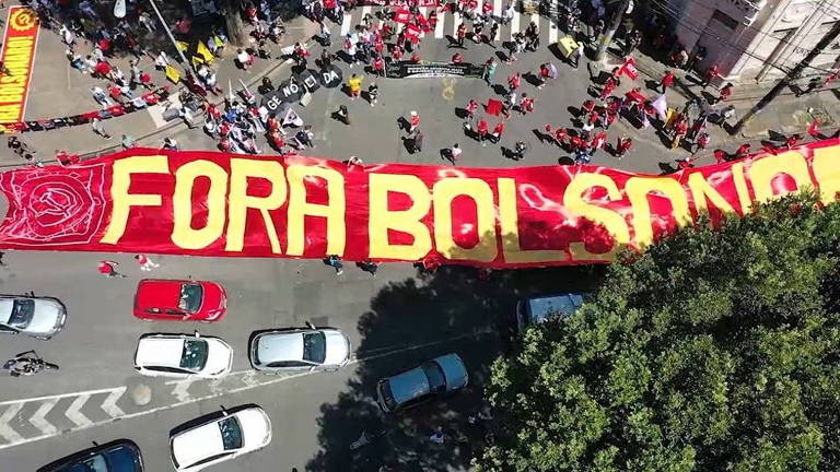Manifestantes contra o presidente Bolsonaro estendem faixa em Campo Grande, Salvador; dia de comemoração pela independência do Brasil foi marcado por protestos contra e a favor do governo 