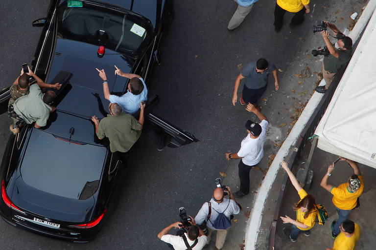 O presidente Jair Bolsonaro chega em meio aos seus apoiadores durante manifestação na avenida Paulista, em São Paulo