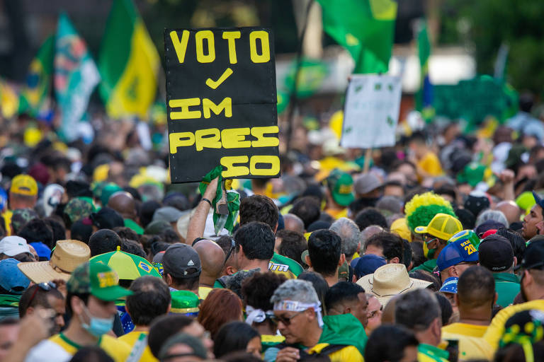 Concentração de apoiadores do presidente Bolsonaro seguram cartaz pedindo a volta do voto impresso 