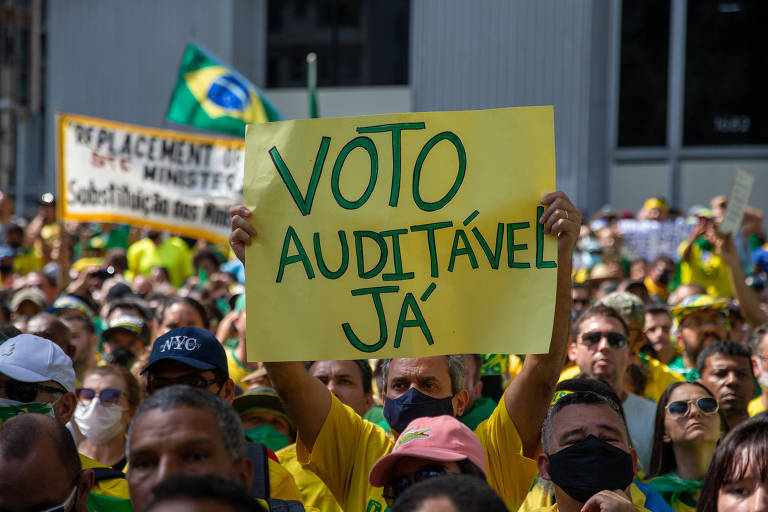 "Ou fazemos eleições limpas no Brasil ou não temos eleições", declarou a apoiadores em julho de 2021, em frente ao Palácio da Alvorada; o discurso golpista se intensificou com ataques às urnas eletrônicas e defesa do voto impresso, barrado pela Câmara