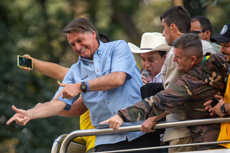 O presidente Jair Bolsonaro (PL) faz gesto simbolizando arma em manifestação de Sete de Setembro em 2021