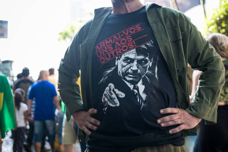 Manifestante mostra camiseta pró-armamento durante o ato antidemocrático de 7 de setembro em São Paulo 
