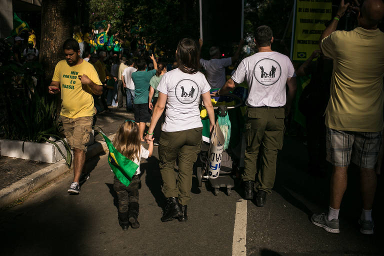Camisetas imprimem 'estética opressora' em protesto pró-Bolsonaro