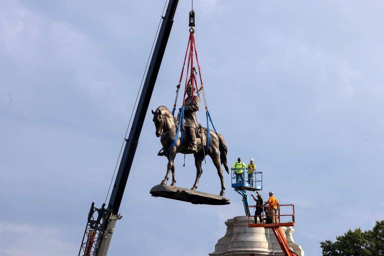 Equipes removem estátua do general confederado Robert E. Lee, em Richmond, na Virgínia