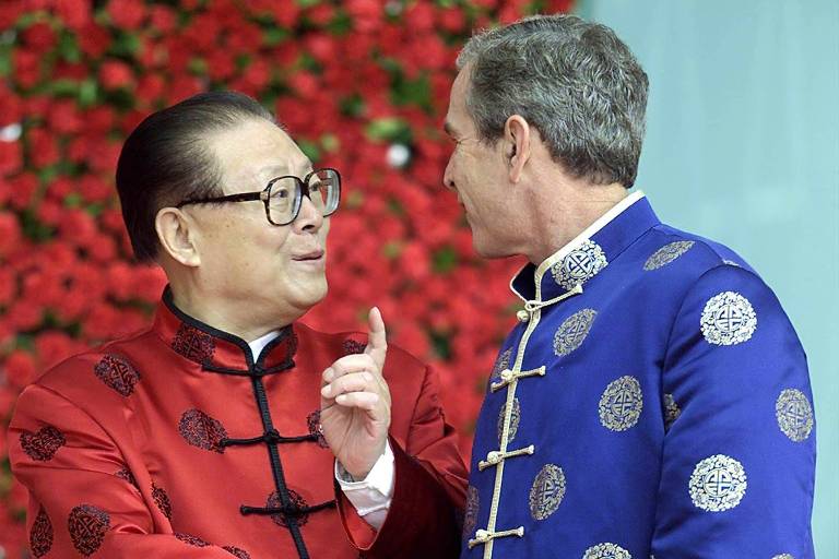 O então líder da China, Jiang Zemin, com o presidente americano George W. Bush em reunião em Xangai, em 2001