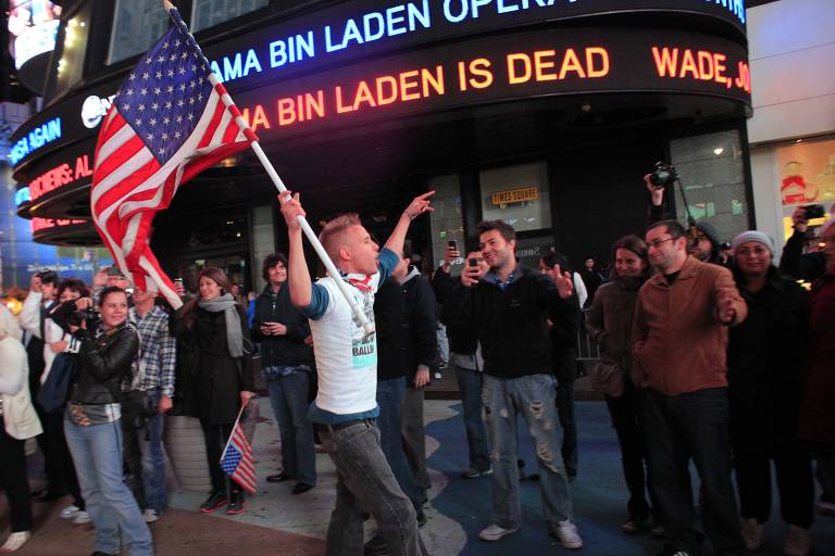 Pessoas comemoram a morte de Osama bin Laden na Times Square, em Nova York, em 2 de maio de 2011