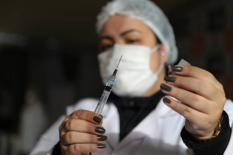 Cerca de 210 mil profissionais da educação podem tomar 3ª dose de vacina na cidade de SP