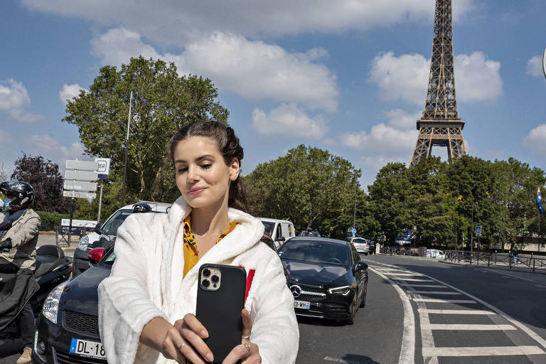 Camila Queiroz em Paris