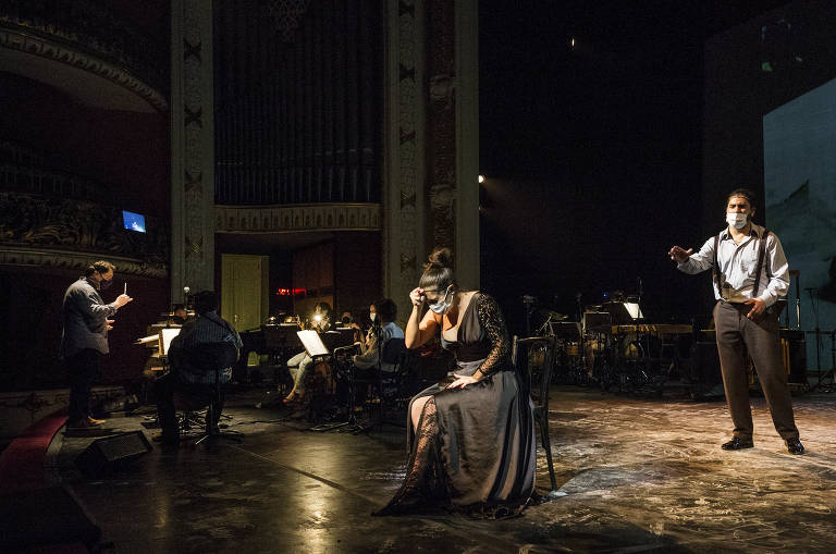 Cuervo, na imagem contracenando com o barítono Gustavo Feulien, conta que já viveu a protagonista mais de 50 vezes em óperas ao redor do mundo, mas que é essa é a primeira vez em que trabalha com prostitutas