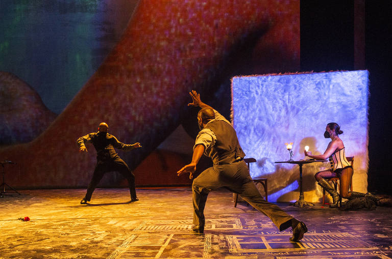 O espaço é formado por duas cadeiras, uma mesa, um abajur e uma tela de pelúcia. Na foto, a também atriz e prostituta Dannyele Cavalcanti em outro momento do ensaio