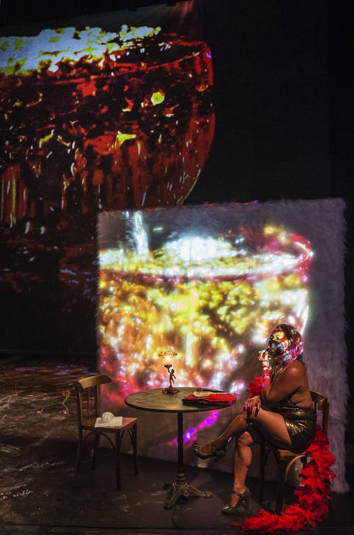 A atriz e prostituta Betânia Santos, de 48 anos, ensaia a sua performance no Theatro Municipal. 'Para a Daspu, também sou modelo e agora, para o teatro, sou atriz', diz ela, que chegou em São Paulo do Maranhão em 1998