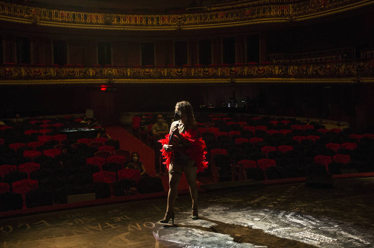 Santos se dirige ao público antes da ária 'Yo Soy María', que apresenta a protagonista do espetáculo. 'Sou Betânia Santos, tenho 48 anos, sou prostituta, mulher, mãe, ativista, educadora', diz ela 