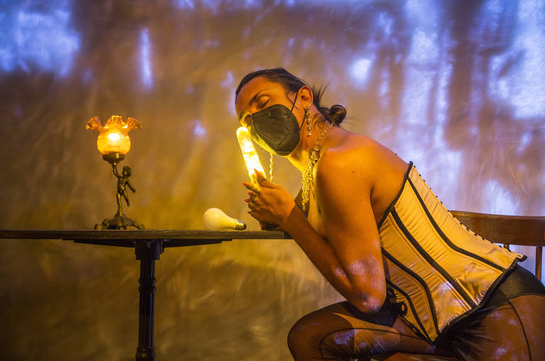 A atriz e prostituta Dannyele Cavalcanti, que é trans, no ensaio da ópera