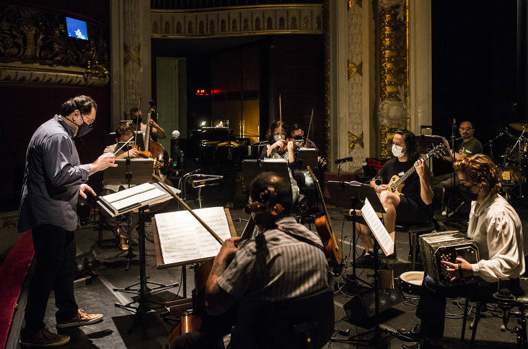 O Maestro Alessandro Sangiorgi comanda os músicos no palco do Theatro Municipal durante ensaio geral do espetáculo 'Maria de Buenos Aires'