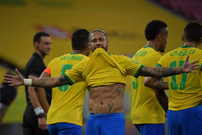 Neymar celebra o seu gol na vitória sobre o Peru, em Pernambuco