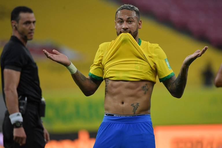 Neymar levanta a camisa para comemorar o seu gol sobre o Peru e mostrar que não está fora de forma
