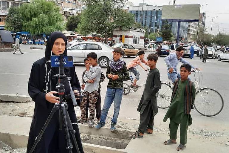 Anelise Borges durante reportagem no Afeganistão