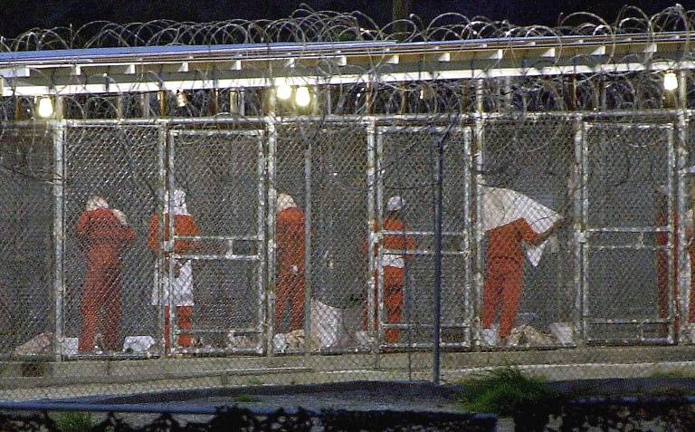 Mais da metade dos presos em Guantánamo poderia sair, mas não consegue
