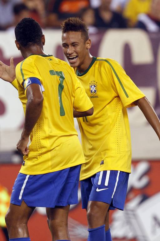 Neymar comemora com Robinho o seu primeiro gol pela seleção brasileira