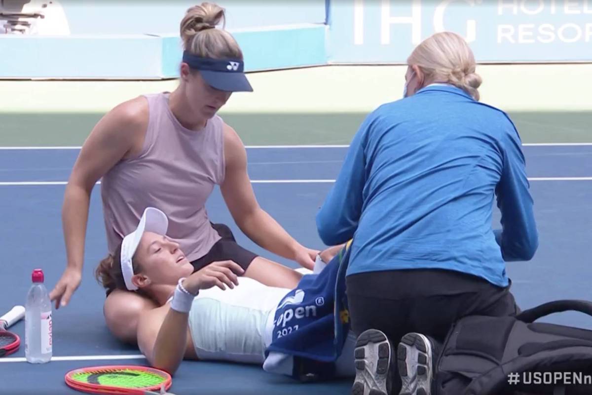 Luisa Stefani sofre lesão e abandona semi do US Open em cadeira de rodas