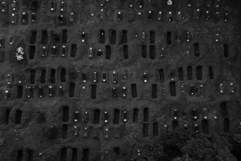 Vista aérea de quadra com covas abertas no Cemitério Vila Alpina, em São Paulo