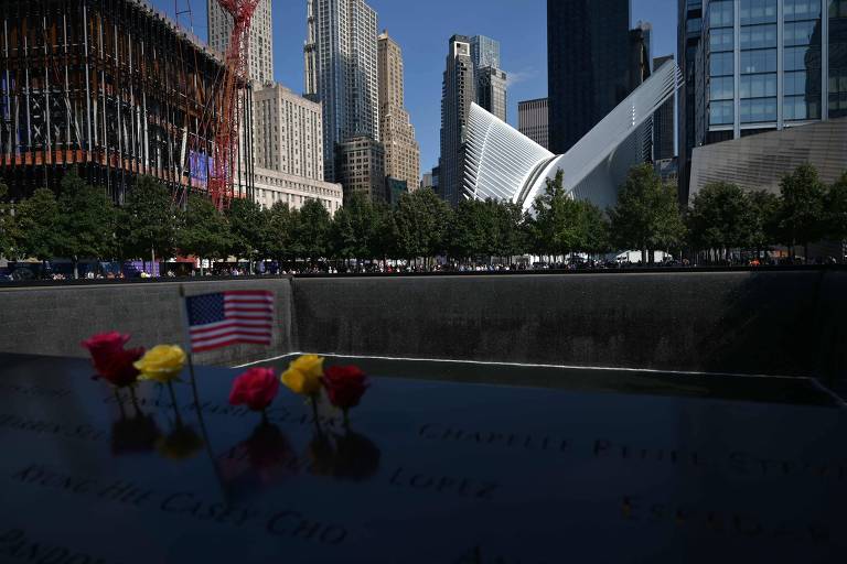 Na véspera dos 20 anos do 11 de Setembro, vigília em memorial reúne centenas de pessoas