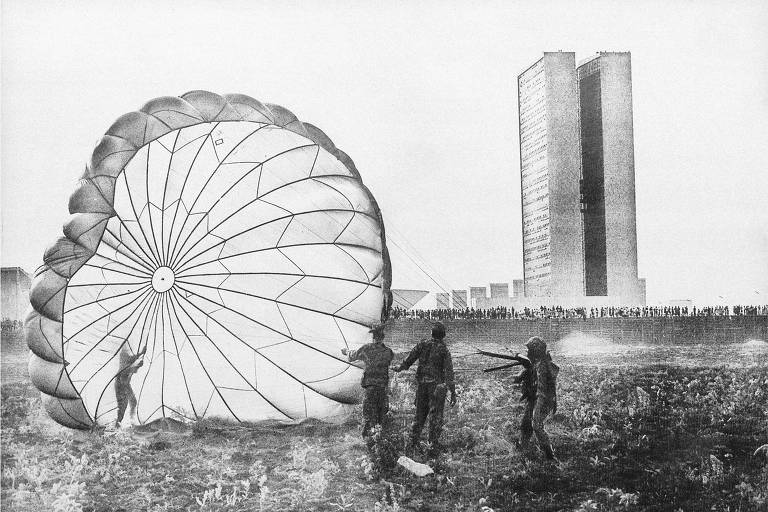 Paraquedistas pousam no Congresso Nacional, 1963. Exercícios militares em Brasília