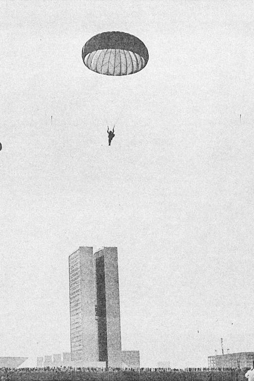 Paraquedistas pousam no Congresso Nacional, 1963. Exercícios militares em Brasília