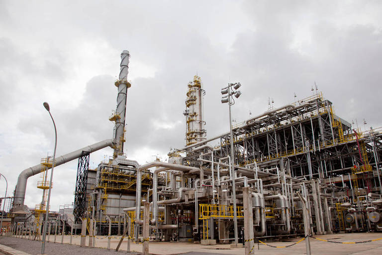 Obras avançadas e dependência de diesel justificam refinaria Abreu e Lima, dizem analistas