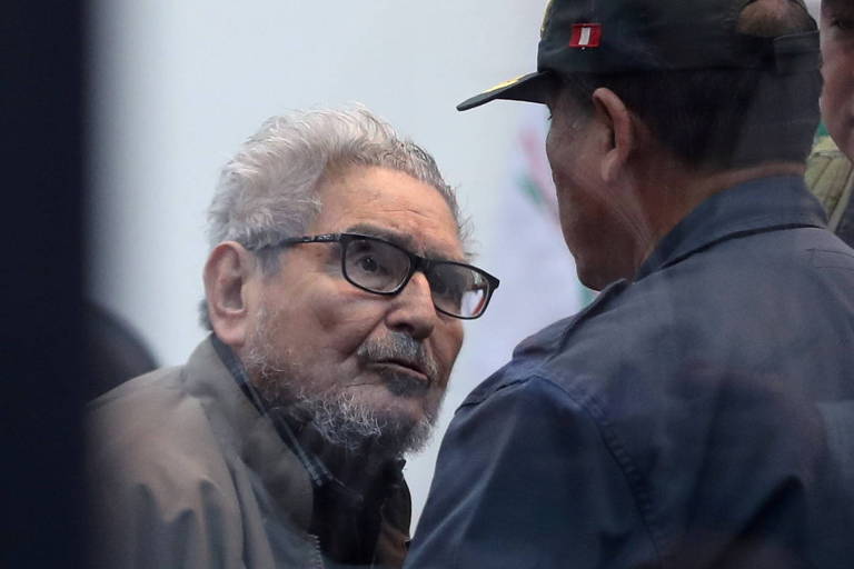 O fundador do Sendero Luminoso, Abimael Guzman, durante julgamento no qual era acusado de tramar um atentado em Miraflores, na prisão de Callao, no Peru