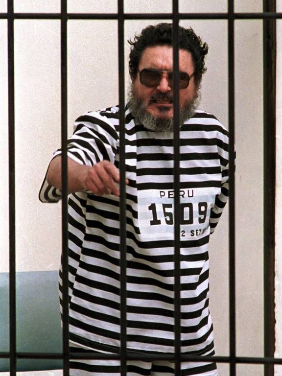 Guzmán é exibido em jaula após ser preso, em 1992