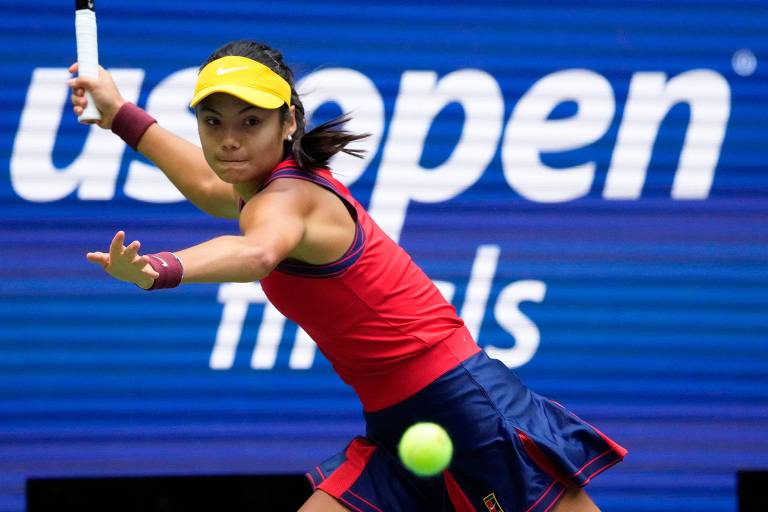 Luisa Stefani sofre lesão e abandona semi do US Open em cadeira de rodas