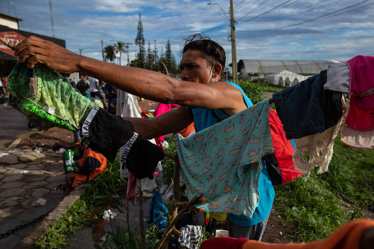 Número de refugiados venezuelanos desabrigados explode na fronteira 