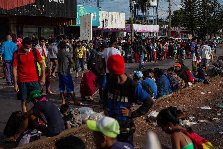 Número de refugiados venezuelanos desabrigados explode na fronteira brasileira