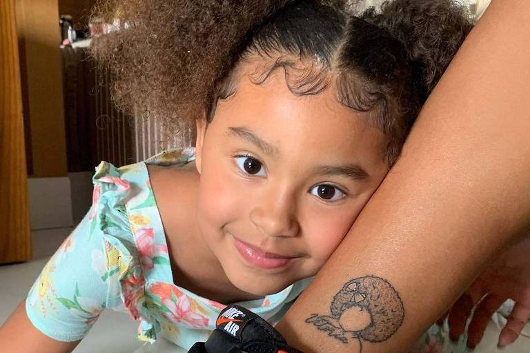Vitória, 5, é homenageada pela mãe, a cantora Pocah, em tatuagem