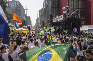 Ato contra governo Bolsonaro na Av Paulista . Manifestantes se concentram ao lado do caminhao do MBL