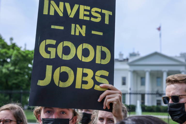 Em protesto, homem pede investimento em bons empregos