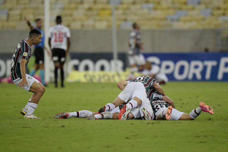 Jogadores do Fluminense comemoram gol contra o São Paulo