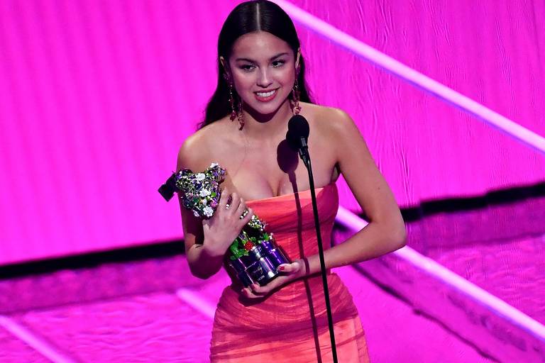 Olivia Rodrigo recebe o prêmio de Artista Revelação no VMA 2021 