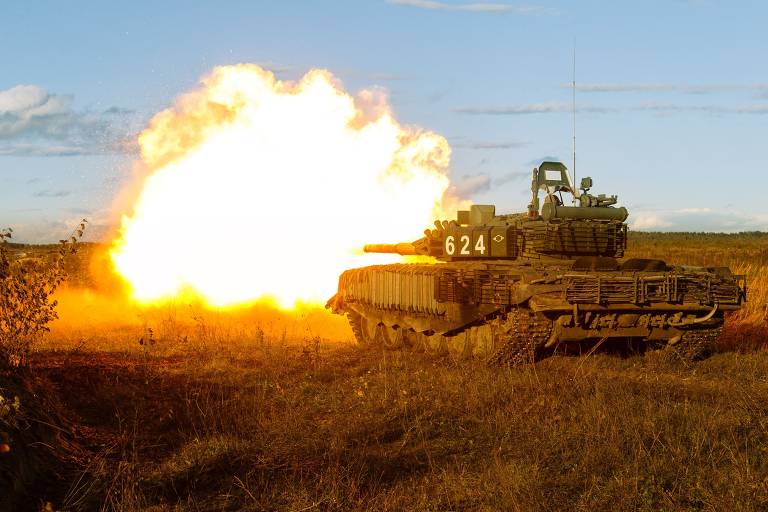 Tanque russo atira durante treinamento no campo de Mulino