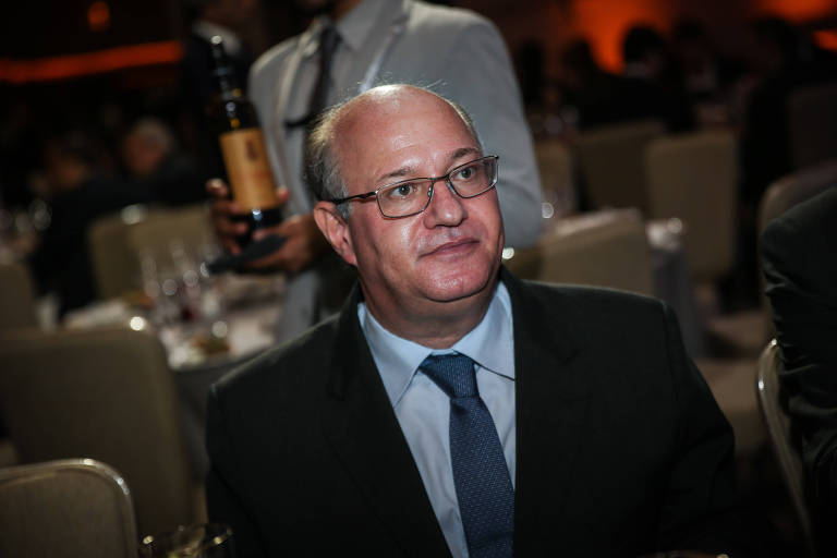 Ilan Goldfajn sentado à mesa no Almoço de Confraternização dos Dirigentes de Bancos em dezembro de 2019
