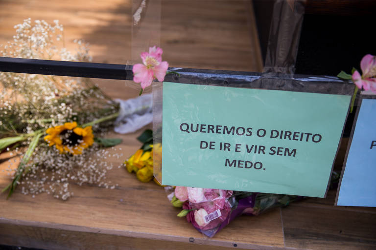 Amigos e clientes colocaram cartazes e flores em frente a loja do comerciante Leonardo Iwamura, 42 anos, morto durante um arrastão de roubo de celulares. na região da rua Oscar Freire, no centro da capital paulista, na sexta-feira (10) 