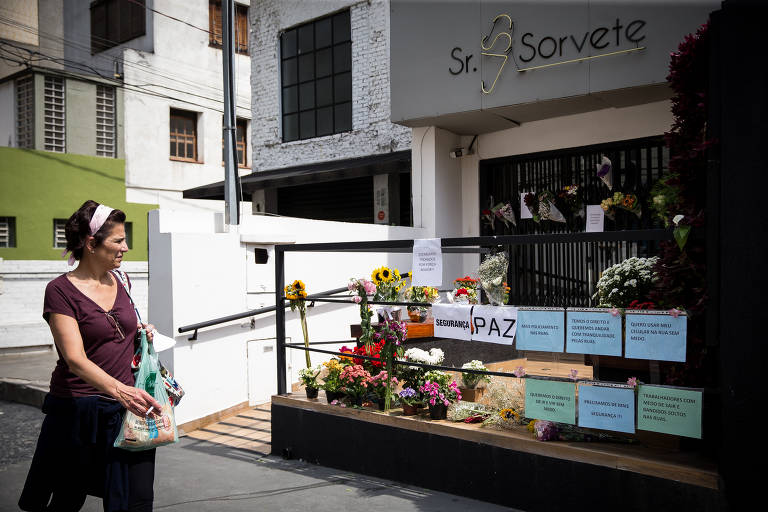 Amigos e clientes colocaram cartazes e flores em frente a loja do comerciante Leonardo Iwamura, 42 anos, morto durante um arrastão de roubo de celulares. na região da rua Oscar Freire, no centro da capital paulista, na sexta-feira (10) 