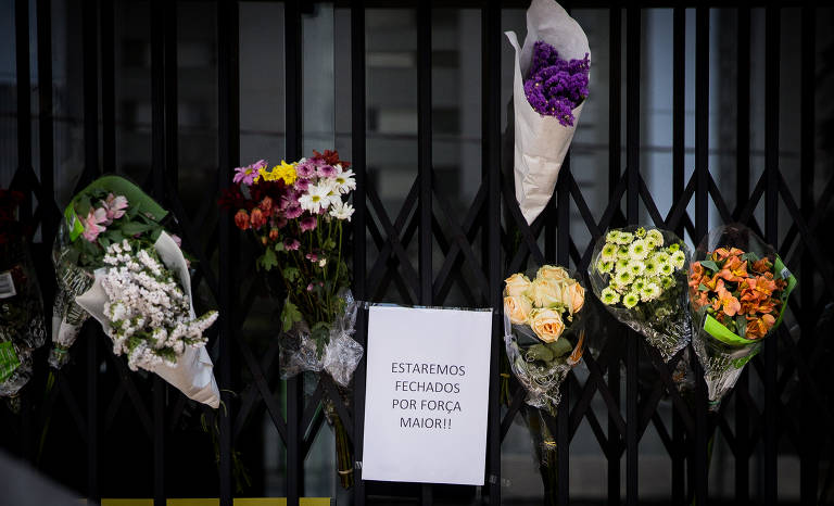 Amigos e clientes colocaram cartazes e flores em frente a loja do comerciante Leonardo Iwamura, 42 anos, morto durante um arrastão de roubo de celulares. na região da rua Oscar Freire, no centro da capital paulista, na sexta-feira (10) 