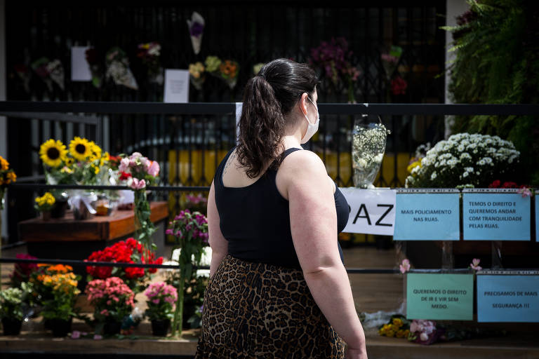 Amigos e clientes colocaram cartazes e flores em frente a loja do comerciante Leonardo Iwamura, 42 anos, morto durante um arrastão de roubo de celulares. na região da rua Oscar Freire, no centro da capital paulista, na sexta-feira (10) 