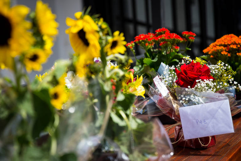 Amigos e clientes colocaram cartazes e flores em frente a loja do comerciante Leonardo Iwamura, 42 anos, morto durante um arrastão de roubo de celulares. na região da rua Oscar Freire, no centro da capital paulista, na sexta-feira (10) 