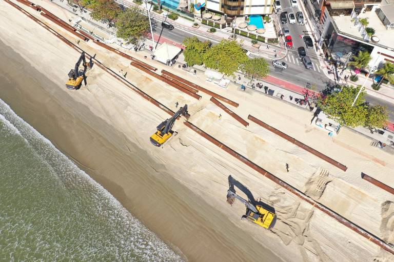 Areia movediça em Balneário Camboriú? Entenda o que acontece onde mulheres  'atolaram