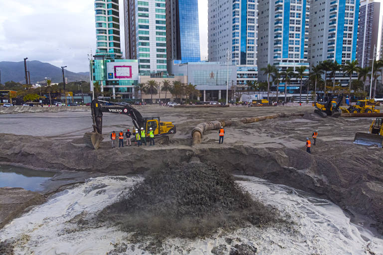 Areia movediça em Balneário Camboriú? Entenda o que acontece onde mulheres  'atolaram